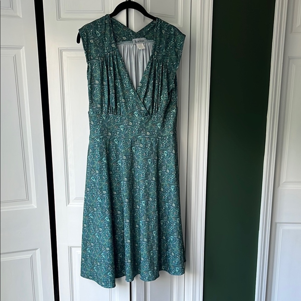 Elegant Green Midi Dress with Classic Charm